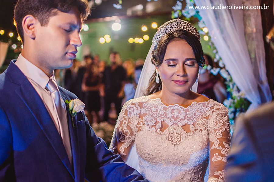 Uma cerimônia ao ar livre em um casamento no Rosa buffet na Maraponga  na cidade de Fortaleza - Ceará