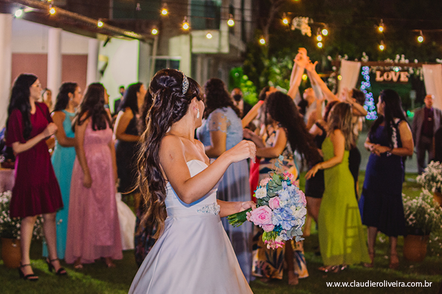 buque da noiva no rosa buffet  na Maraponga na cidade de Fortaleza - Ceara fotografando casamento ao ar livre