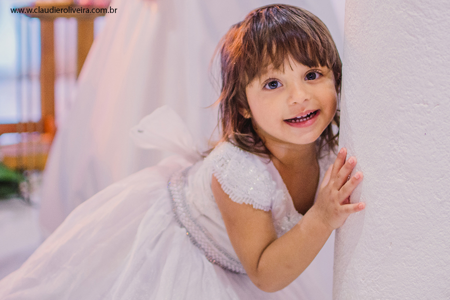 daminha no rosa buffet em um casamento ao ar livre com o Claudier Oliveira Fotografo de Casamento