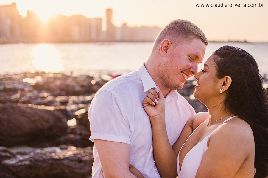 noivos em seu ensaio de pre casamento na cidade de Fortaleza pria de Iracema