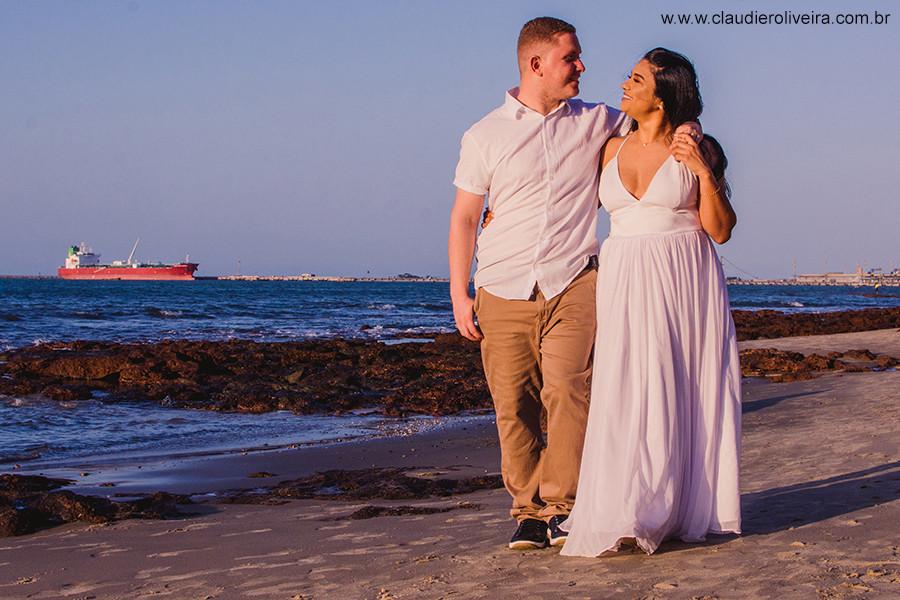 noivos em seu ensaio de pre wedding em Fortaleza na praia de Iracema