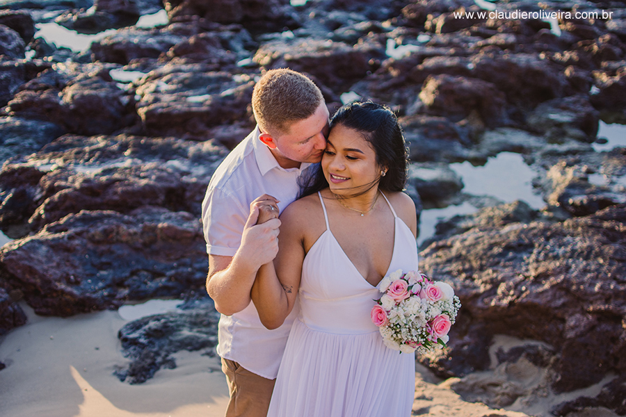 noivo e noiva na praia de Iracema no ensaio de pre casamento