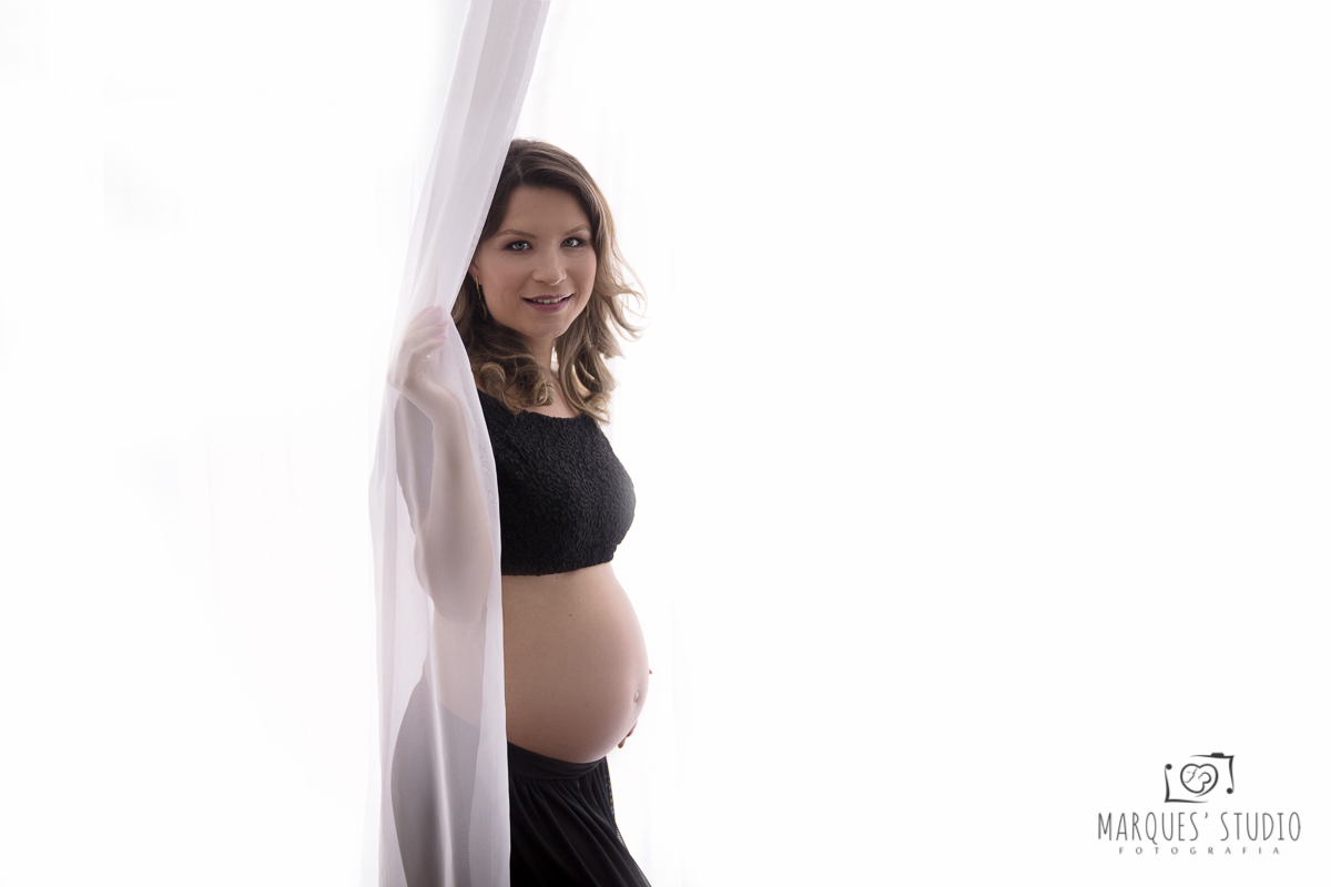 foto de gestante na cortina branca, com top preto e saia preta, ensaio interno na Vila Leopoldina
