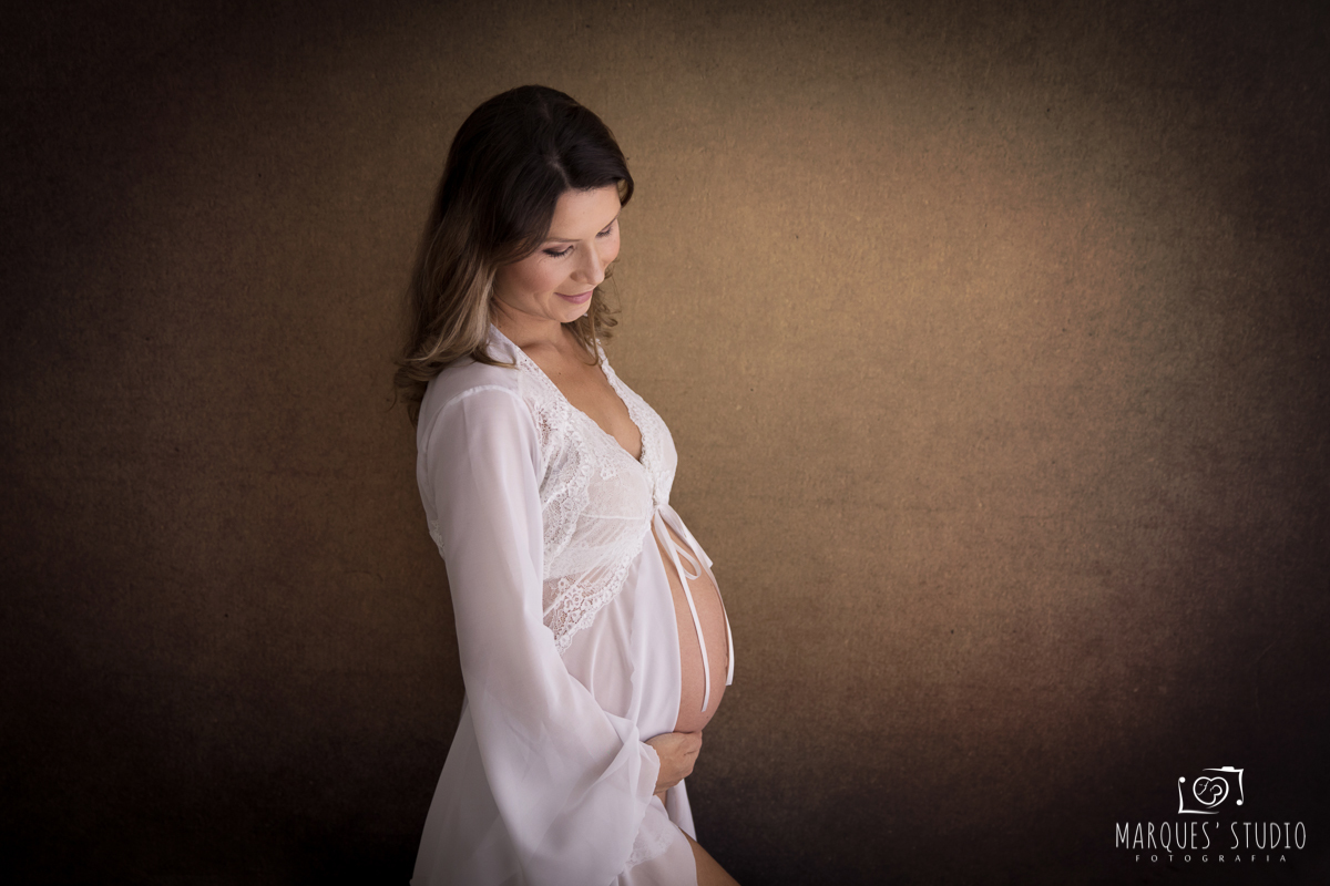 foto de ensaio de gravida em studio com roupa branca realizado em nosso Studio fotográfico em SP