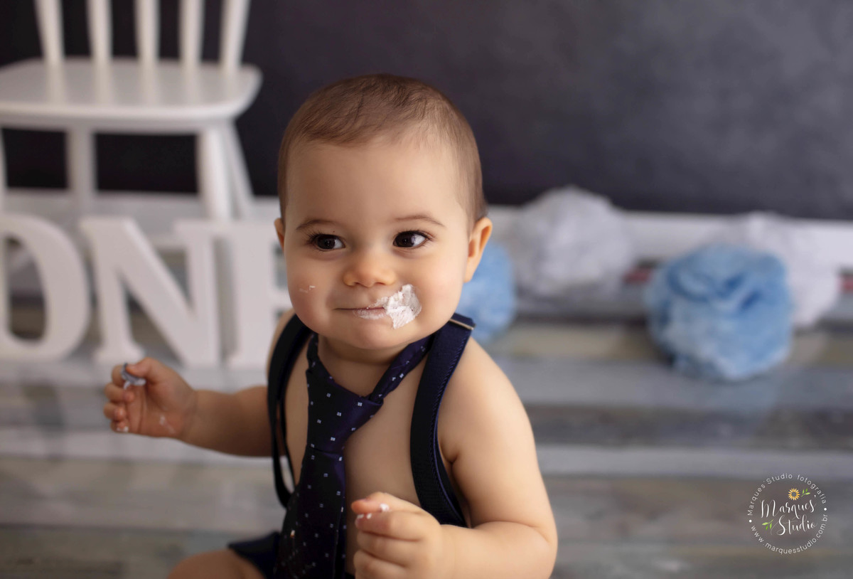 Fotografia de Bebê sentado comendo um bolo em sua sessão de  Smash The Cake no studio em Osasco São Paulo SP