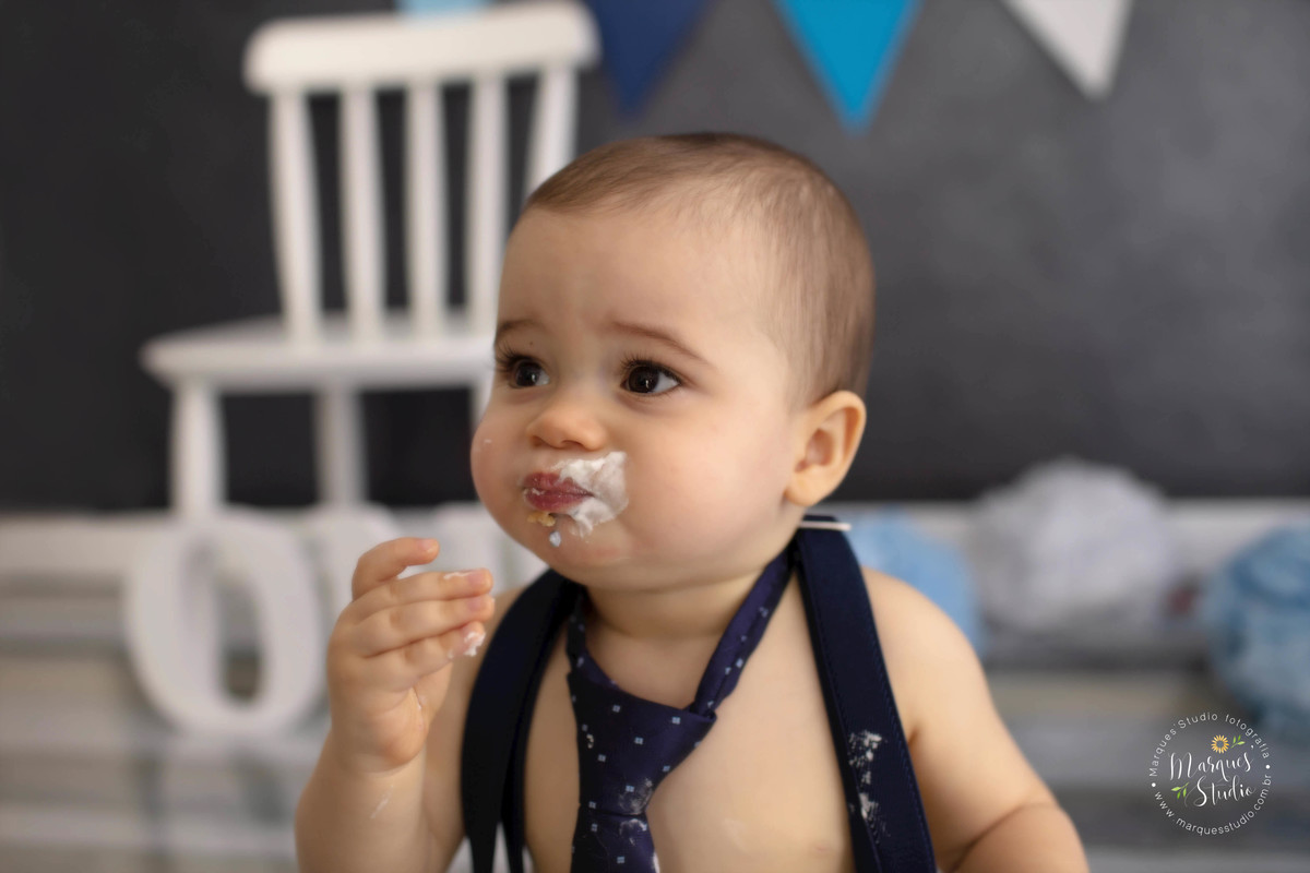 Fotografia da sessão Smash The Cake de bebê de 1 aninho comendo um bolo no studio localizado na Vila Leopoldina São Paulo SP