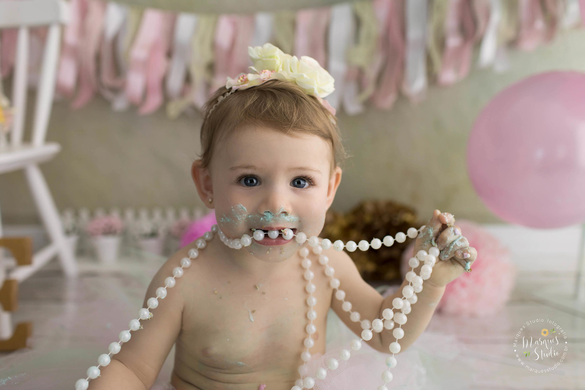 Esse ensaio fotográfico foi realizado em Osasco SP no studio de fotografia para a sessão de smash the cake nas cor Tiffany para uma linda menina com 1 ano muito sorridente e feliz ela está usando um lindo colar de pérolas e uma tiara com flores na cabeça