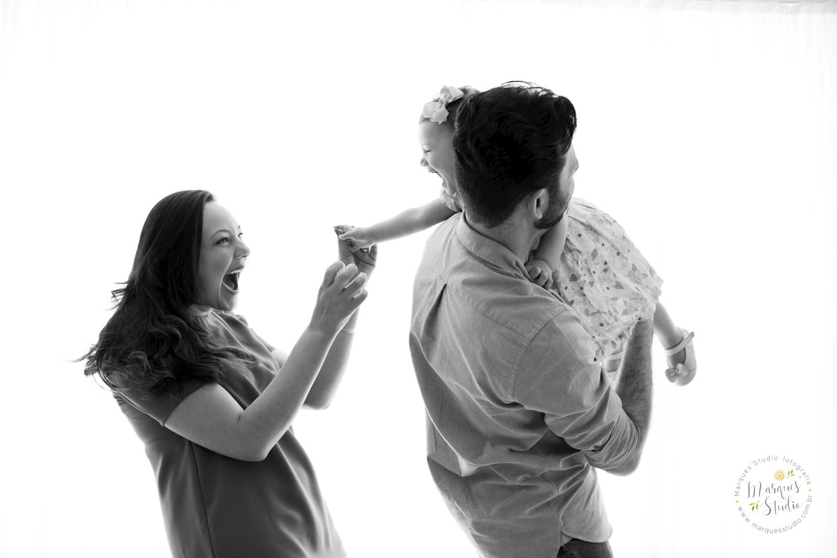 Foto feita em studio fotográfico para ensaio smash the cake menina localizado na Vila Leopoldina São Paulo SP no fundo infinito branco com a bebê no colo do papai e a mamãe dando um lindo sorriso para sua filha