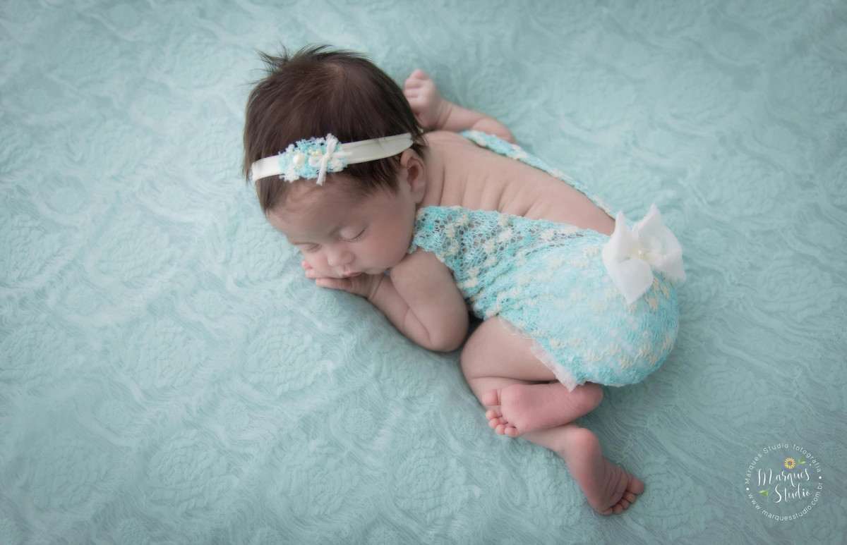 foto de recém-nascido usando roupinha verde Tiffany no puff, feita em estudio fotográfico na Vila Madalena, São Paulo, SP