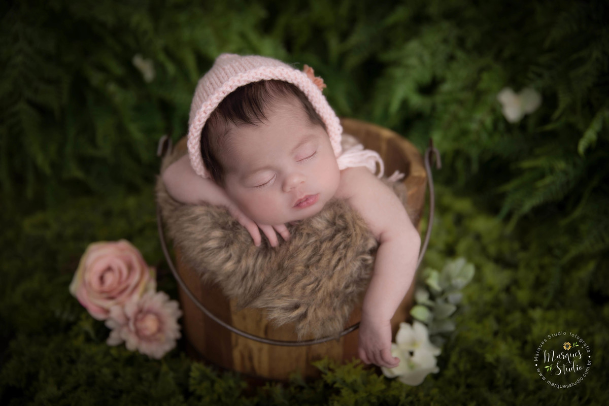 Foto de bebê no jardim realizado no nosso studio fotográfico em São Paulo SP Vila Leopoldina, ao redor da bebê tem lindas flores na cor rosa