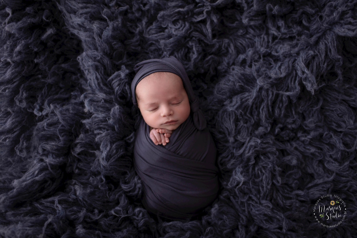 Foto feita no studio de fotografia localizado na Vila Madalena, São Paulo, SP. Esse foi o newborn do Bernardo que está deitado com wrap azul marinho.