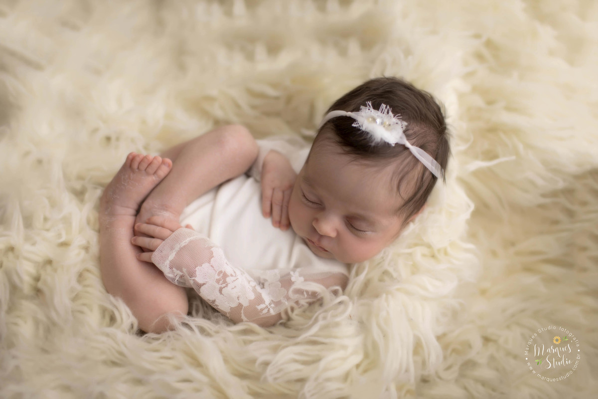 Foto feita no studio de fotografia localizado na Vila Madalena, São Paulo, SP. Esse foi o newborn da Anna Clara que está deitada com uma belíssima roupinha branca com detalhes em renda, ela está com um lindo lacinho na cabeça.