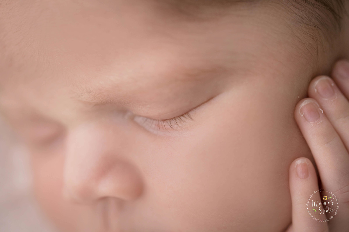 Foto feita do detalhe do rosto da bebê recém-nascida Isadora, em seu ensaio Newborn, o foco está nos olhos com os lindos cílios e no nariz da bebê, foto feita no studio localizado em Pinheiros, São Paulo, SP.