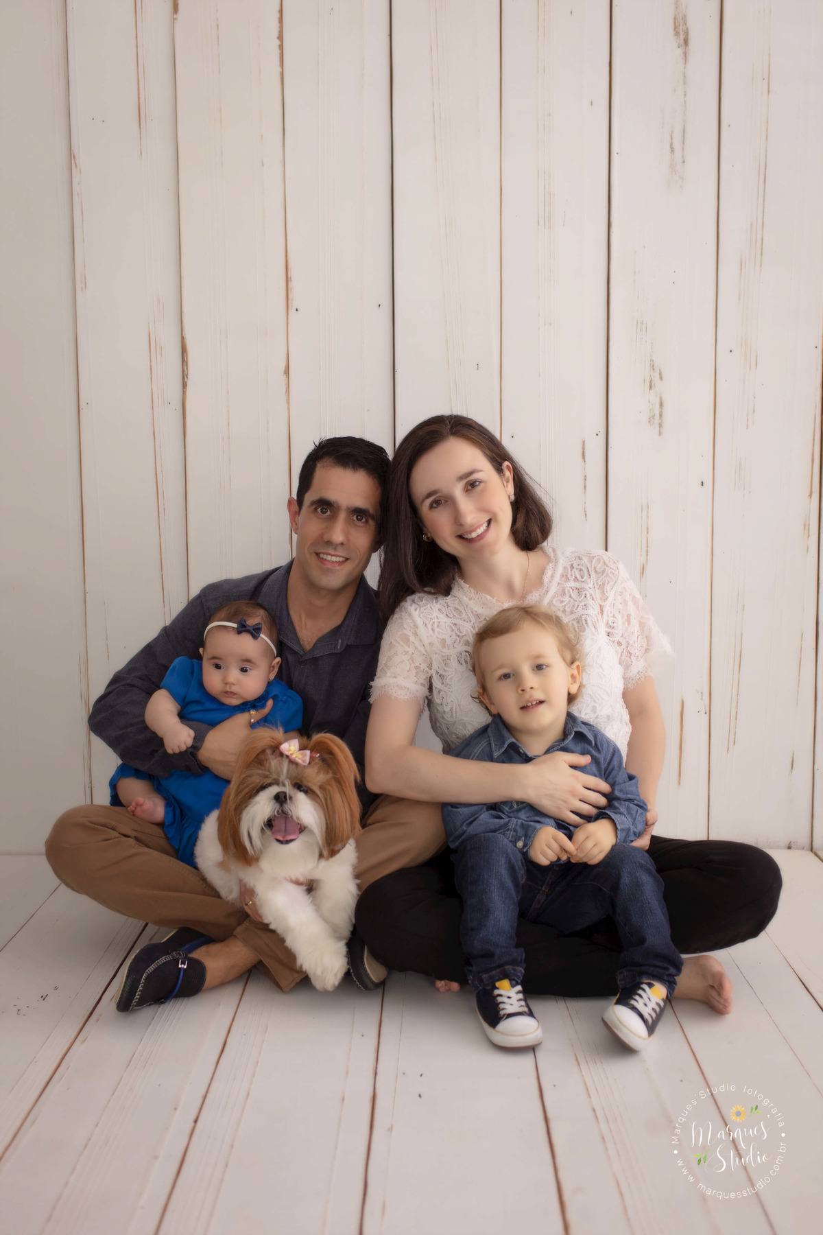 Foto de família com pet. A Bia levou o seu melhor amigo o cachorrinho da família para participar da sua sessão fotográfica de acompanhamento de 4 meses. A mamãe o papai e o irmãozinho mais velho também participaram, todos estão sorrindo na Vila Leopoldina