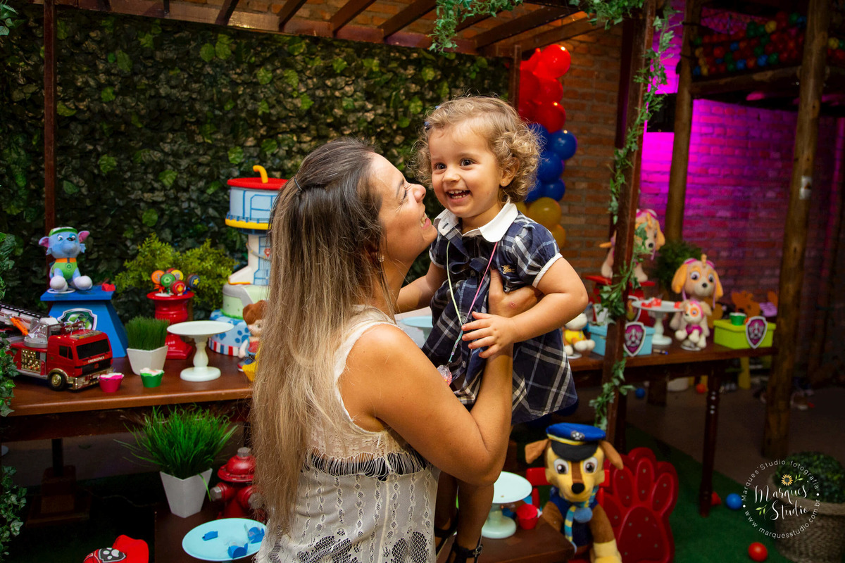 Foto tirada no aniversário do Joaquim de 4 anos, na foto encontramos uma linda criança sorridente no colo da sua mamãe, as duas estão muito felizes. Este buffet se encontra na Av. Consolação, São Paulo, SP