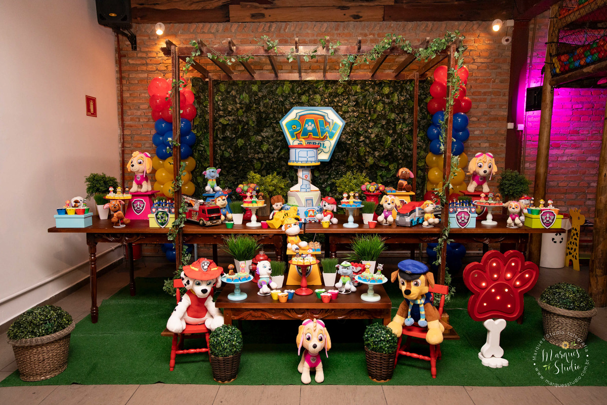 Fotografia feita no aniversário do Joaquim de 4 anos, na foto temos uma linda mesa decorada com o tema patrulha canina, com muitos docinhos, balões coloridos, bichinhos de pelúcia da Patrulha Canina, o buffet fica em Sumaré, São Paulo, SP.