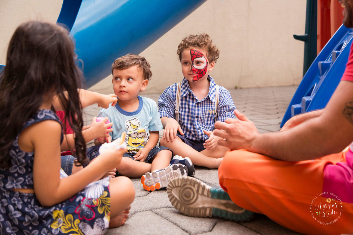 Fotografia feita no aniversário do Guilherme de 3 aninhos, na foto temos crianças brincando com o Guilherme e com os recreadores, a brincadeira é batata quente, eles estão felizes, o buffet que foi feita a festa fica na Consolação, São Paulo, SP.