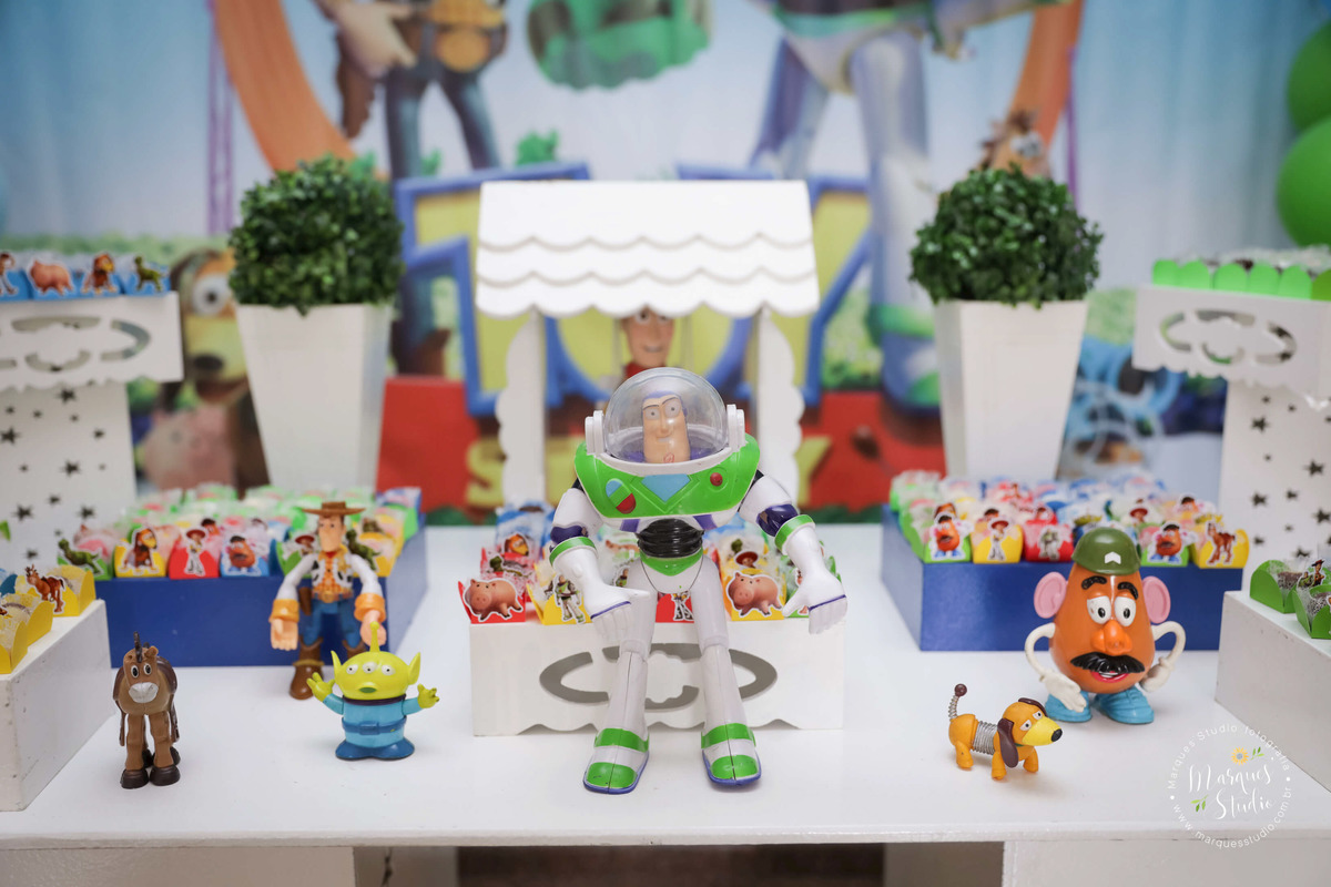 Foto feita no aniversário do Guilherme de 3 anos, na foto temos uma linda mesa decorada com o tema Toy Story, com muitos docinhos, balões coloridos, brinquedos dos personagens Toy Story, o buffet fica na Vila Madalena, São Paulo, SP.