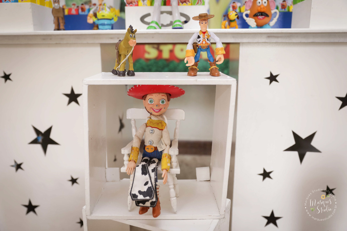 Foto da linda mesa decorada com o tema Toy Story, para o aniversário do Guilherme de 3 anos, feito no salão de festas que fica localizado em Santo Amaro São Paulo SP, na foto temos docinhos ao fundo e a frente brinquedos dos personagens do filme Toy Story