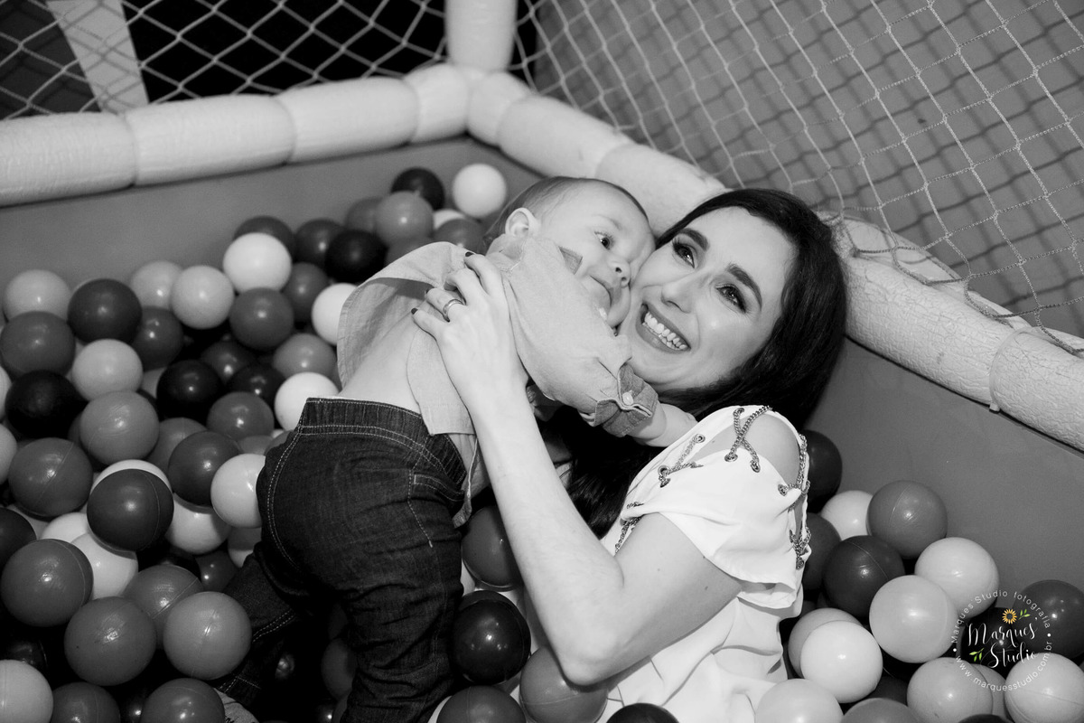 Fotografia tirada no aniversário do Benjamin de 1 ano. Na foto ele está brincando na piscina de bolinhas com a sua mamãe. A foto foi tirada em preto e branco e o buffet fica localizado na Consolação - São Paulo, SP