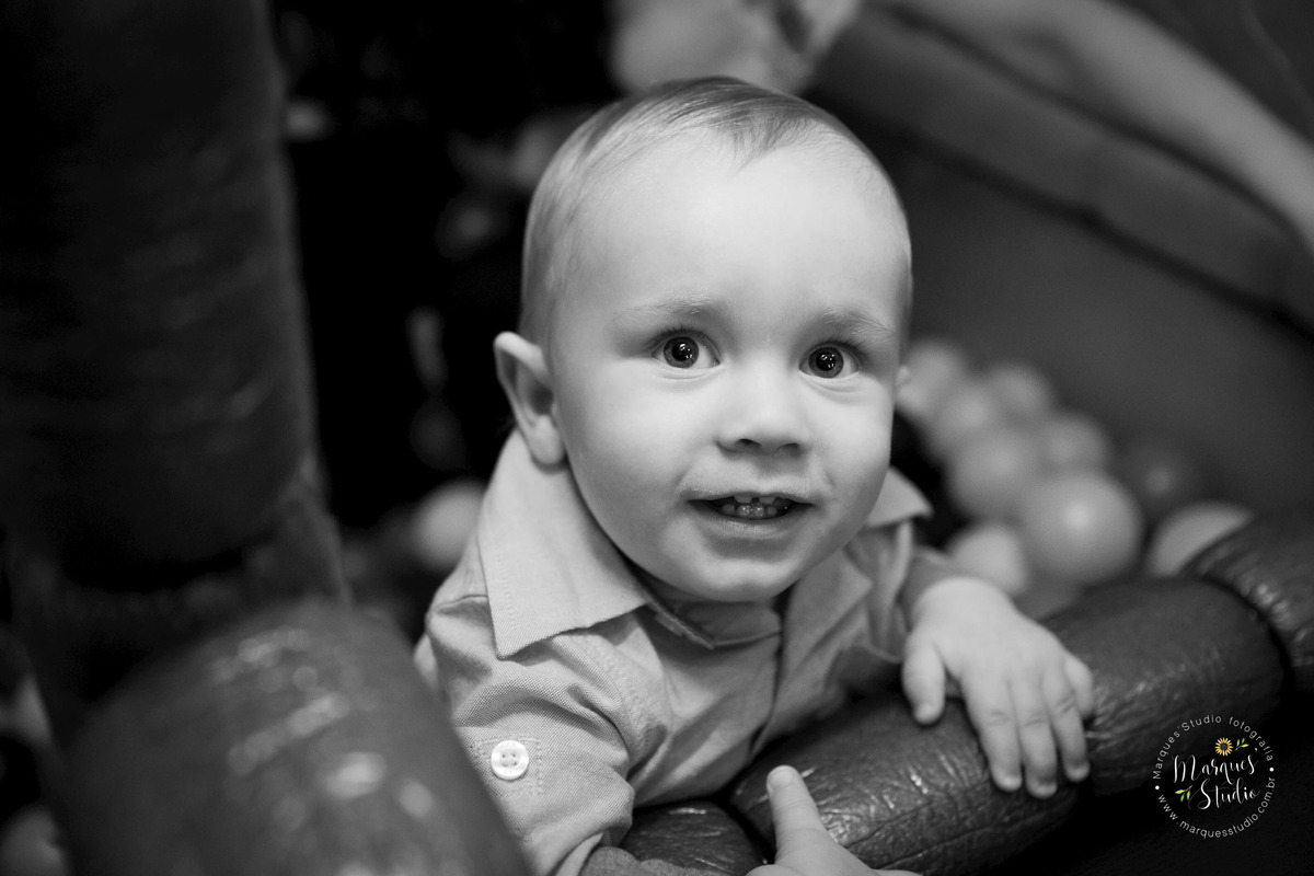 Foto feita no aniversário do Benjamin de 1 ano. Na foto o aniversariante está brincando sorridente na piscina de bolinhas. A foto foi tirada em preto e branco e o buffet se encontra em Santo Amaro - São Paulo, SP