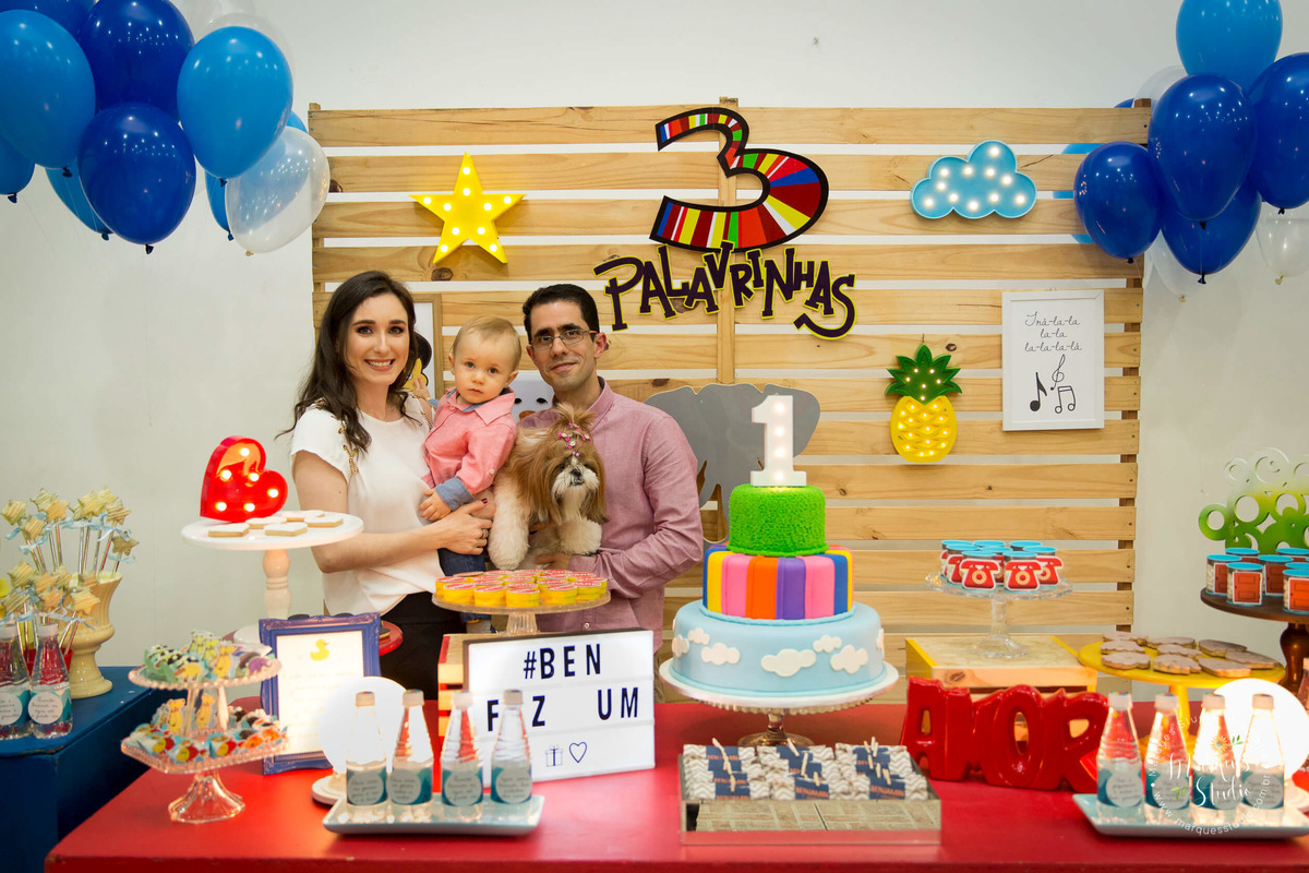 Aniversário do Benjamin de 1 ano. Na foto temos uma linda mesa decorada com balões coloridos, docinhos, bolo, com o tema das 3 palavrinhas, o Benjamin e a sua família. Buffet encontra-se no Sumaré - São Paulo, SP