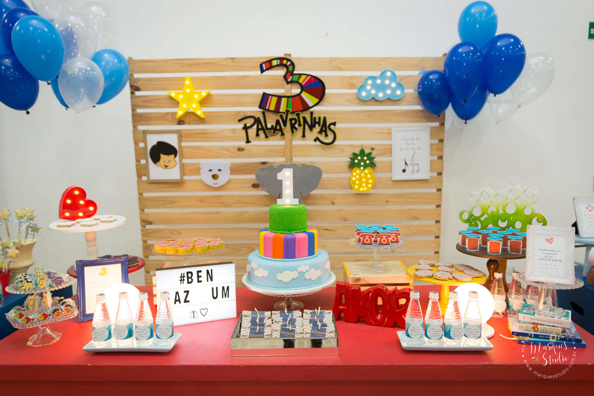 Aniversário do Benjamin de 1 ano. Na foto temos uma linda mesa decorada com balões coloridos, docinhos, bolo, com o tema das 3 palavrinhas. Buffet encontra-se na Vila Madalena - São Paulo, SP