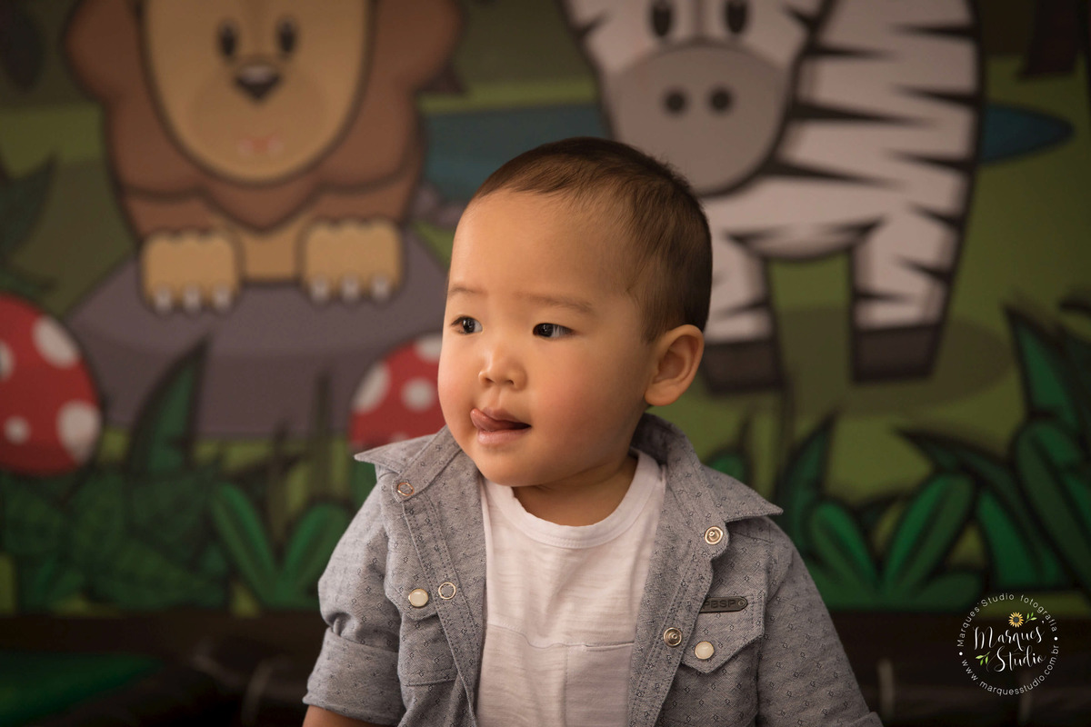 Foto tirada no aniversário de 2 aninhos do Rafael. na foto temos um close do rostinho do aniversariante, ele está dando língua. Buffet encontra-se localizado em Santo Amaro - São Paulo, SP