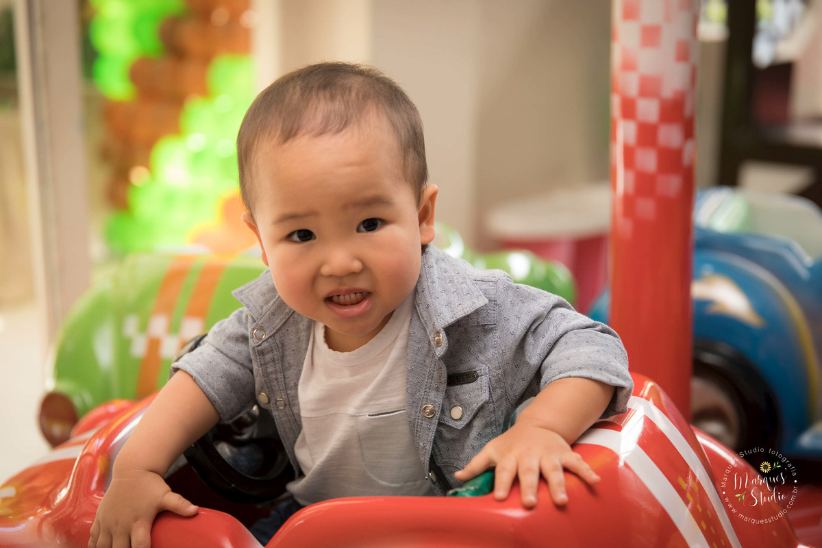 Foto tirada no aniversário do Rafael de 2 aninhos no Buffet que está localizado na Zona sul de São Paulo. Na foto temos o aniversariante brincando em um lindo carrinho vermelho. 