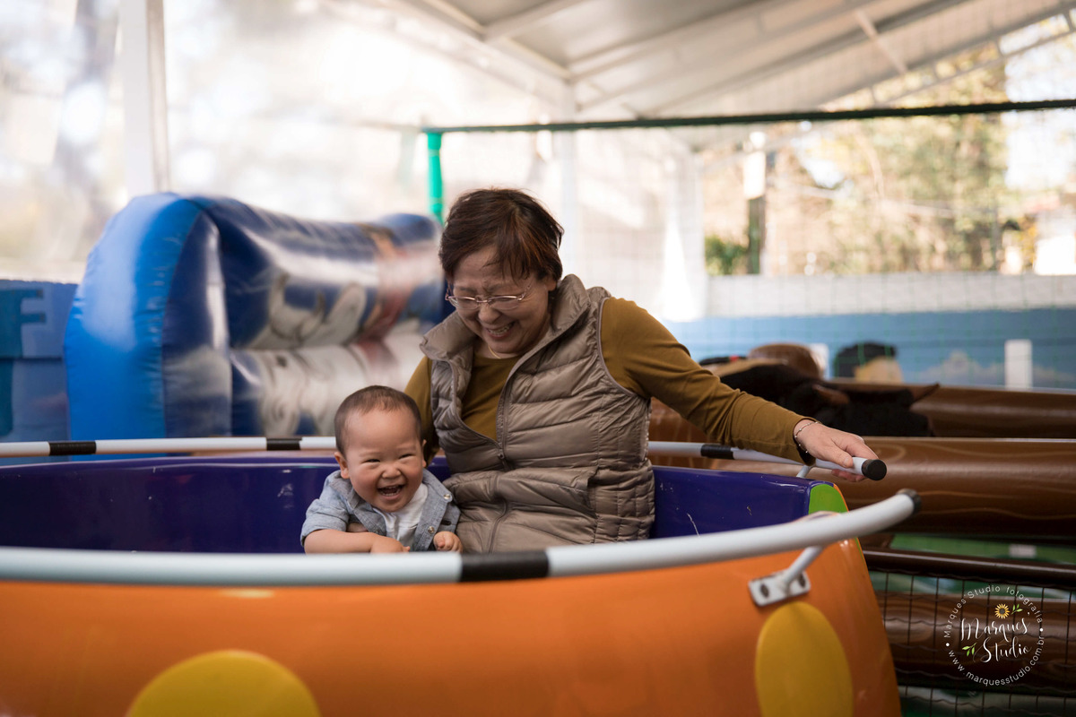 Foto feita no aniversário do Rafael de 2 anos. Na imagem temos a avó e o aniversariante brincando no gira gira, eles estão muito felizes e animados. Buffet está localizado na Pompeia - São Paulo, SP