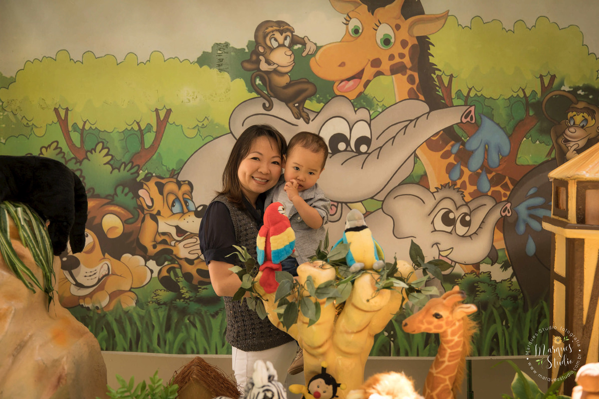 Fotografia registrada no aniversário do Rafael de dois anos. Na foto temos a mamãe e o aniversariante em um abraço atrás da mesa do bolo. Buffet encontra-se em Pinheiros - São Paulo, SP
