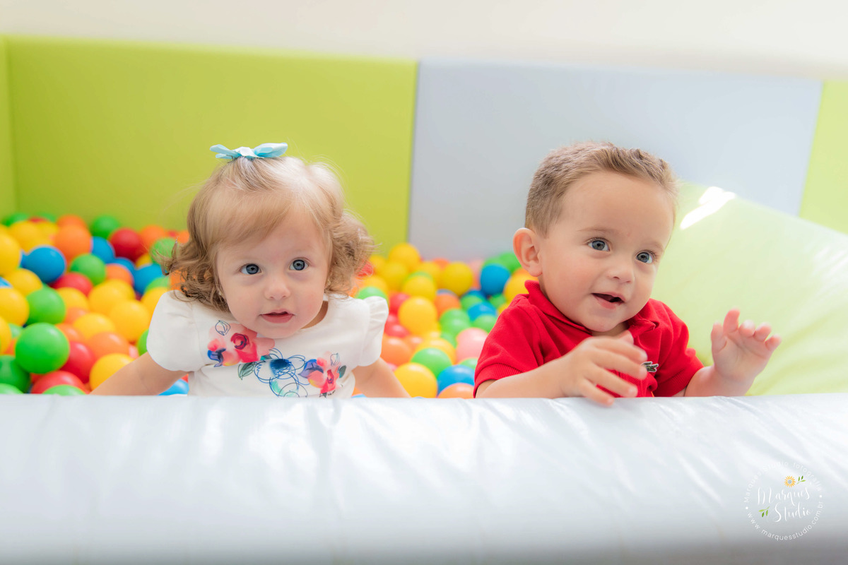 Foto registrada no aniversário dos gêmeos Murilo e Giovanna de 1 ano. Na foto temos os irmãos se divertindo na piscina de bolinhas coloridas. Buffet está localizado em  Sumaré - São Paulo, SP 