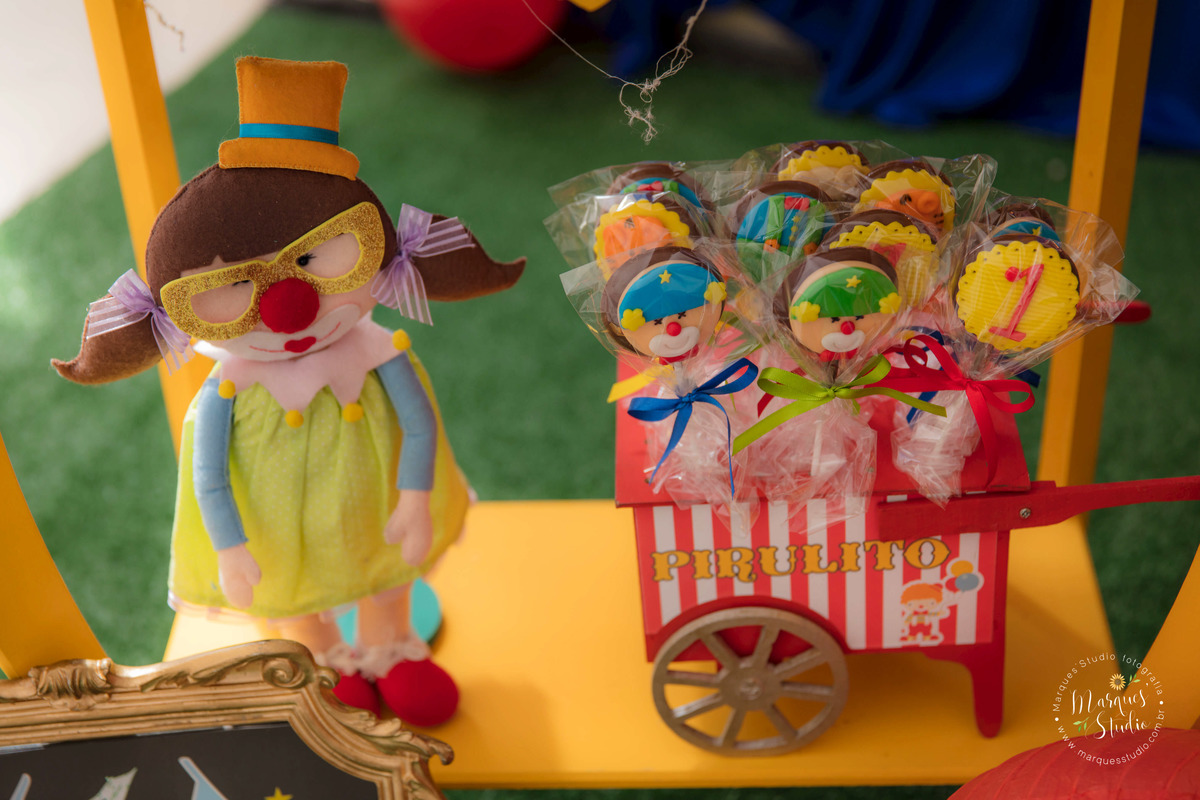 Fotografia tirada no aniversário dos gêmeos Murilo e Giovanna na Zona Oeste de São Paulo, SP. Na foto temos parte da decoração com o tema circo, com balões coloridos, animais de pelúcia e pirulitos de chocolate.