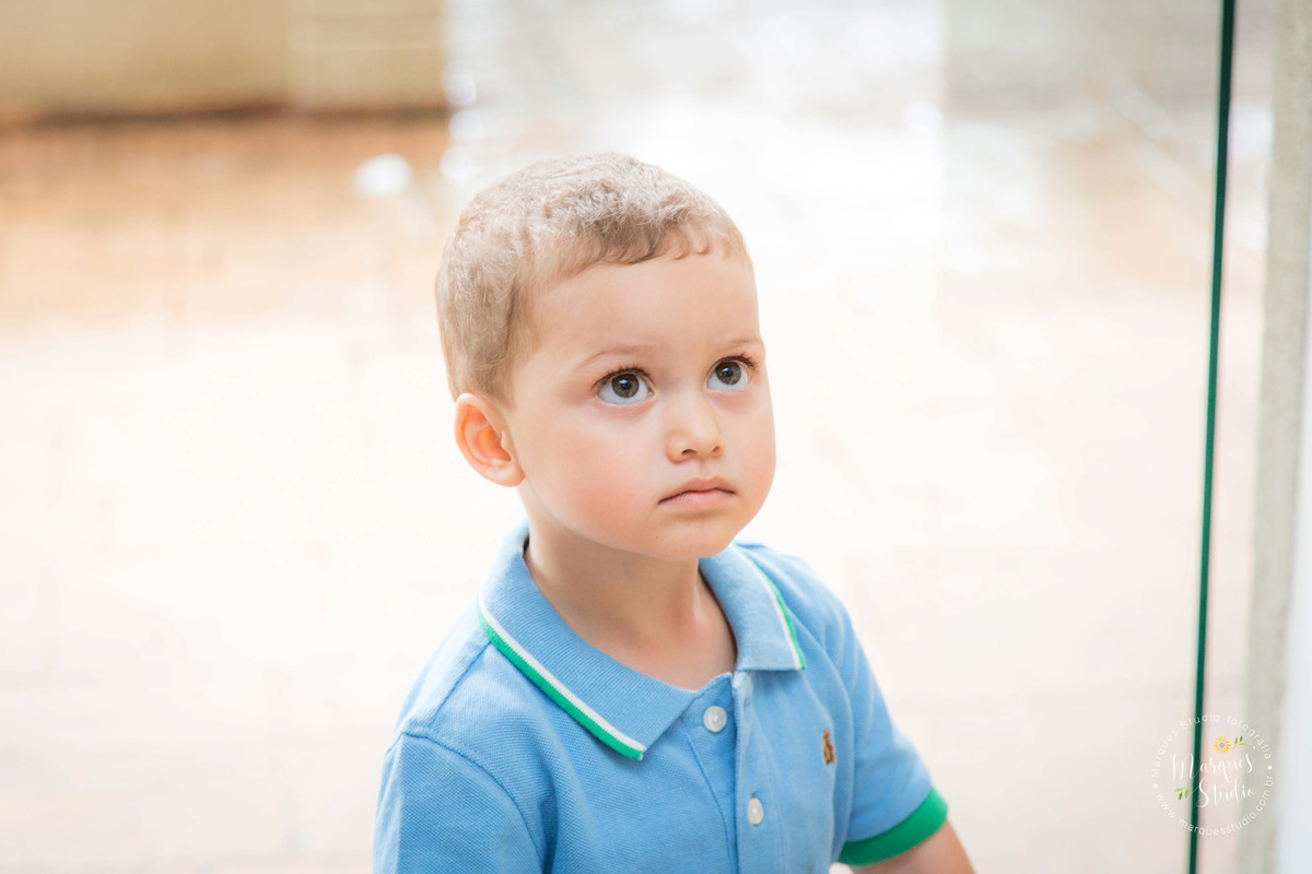 Foto tirada na festinha de aniversário do Guilherme. Na foto temos um close do rosto do Gui, ele est[a de camisa polo azul claro. O buffet na da festa está localizado na Vila Madalena - São Paulo, SP