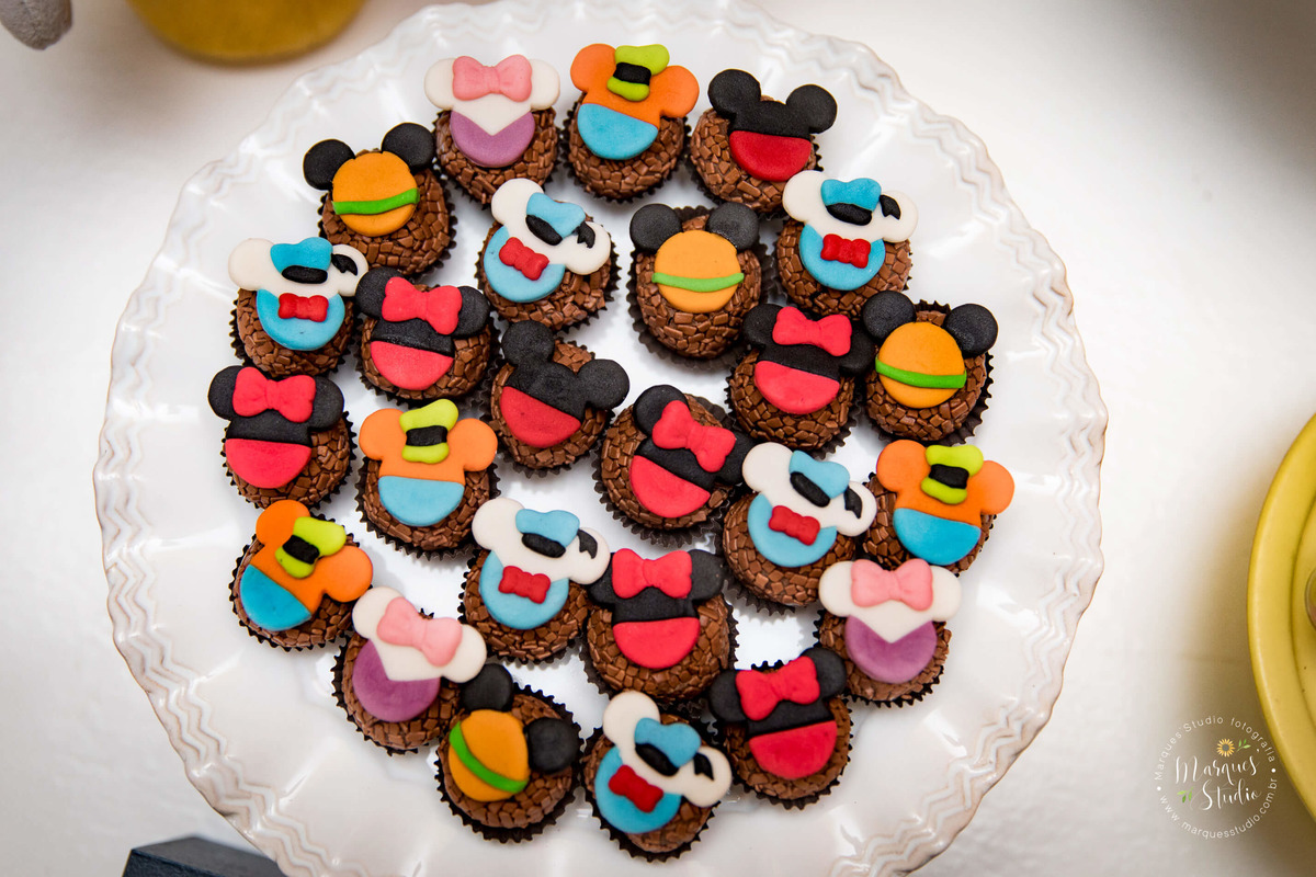 Foto tirada no buffet que está localizado em Sumaré - São Paulo, SP, no aniversário do Guilherme de 02 anos. Na foto temos muitos cupcakes decorados com o tema do Mickey.