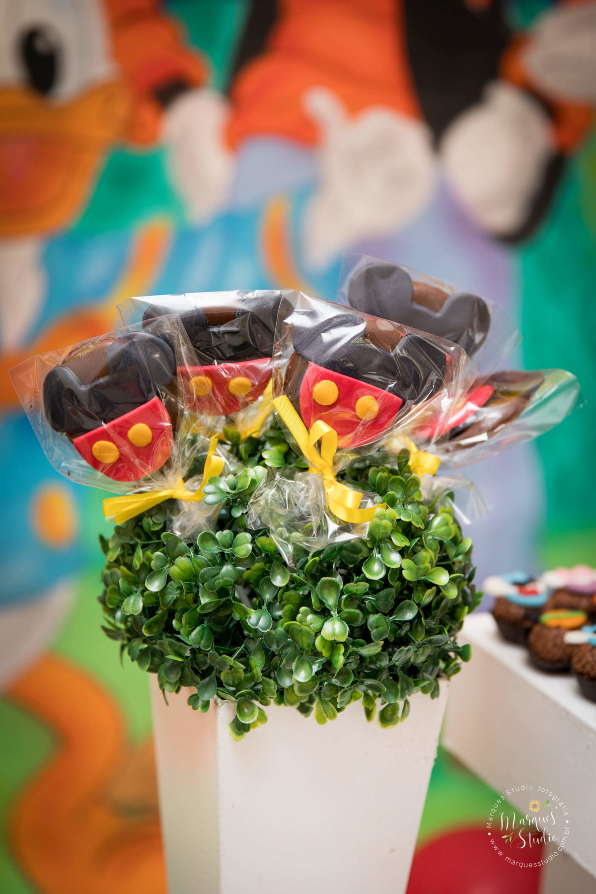 Foto tirada no buffet que está localizado em Sumaré - São Paulo, SP, no aniversário do Guilherme de 02 anos. Na foto temos muitos pirulitos de chocolate decorados com o tema do Mickey.