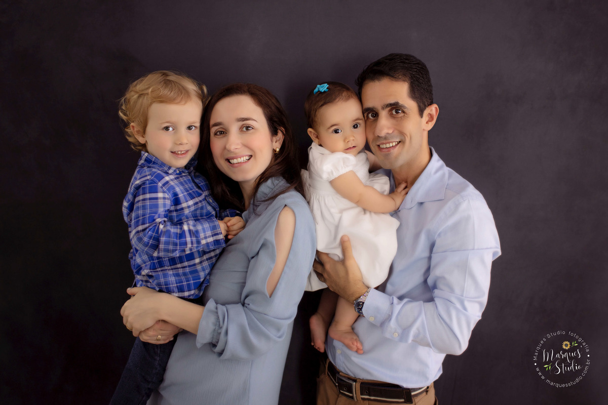 Ensaio feito em studio que encontra-se localizado na Av. Paulista - São Paulo, SP, no ensaio de bebê da Bia. Na foto temos toda a família da Bia em um fundo preto. A mamãe carregando seu irmão mais velho e a Bia no colo do papai.