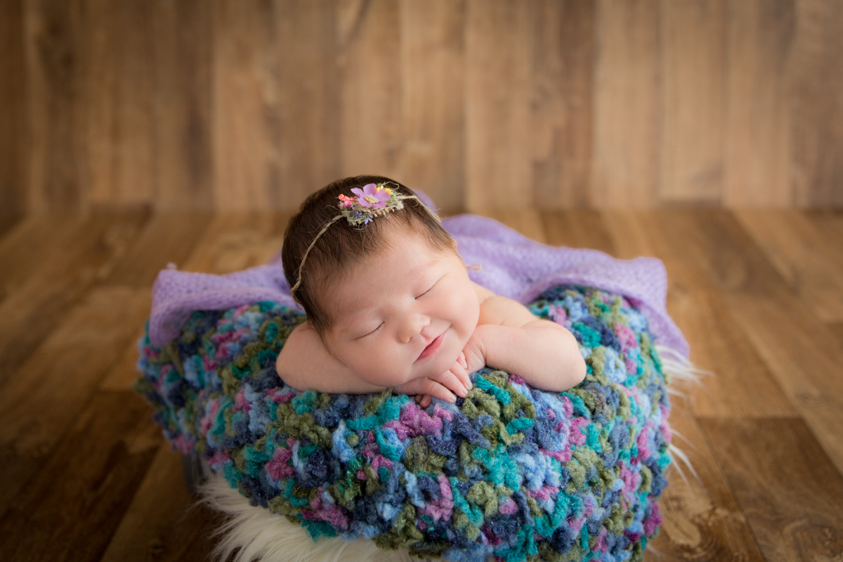 foto ensaio newborn menina realizado em nosso estúdio em são paulo bebê sorrindo