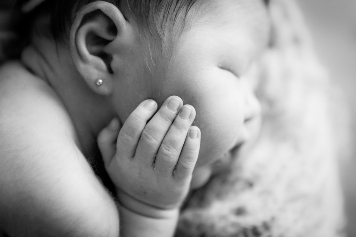 fotografia recém nascido, detalhe da mãozinha , ensaio realizado em nosso estúdio situado na vila leopoldina em são paulo