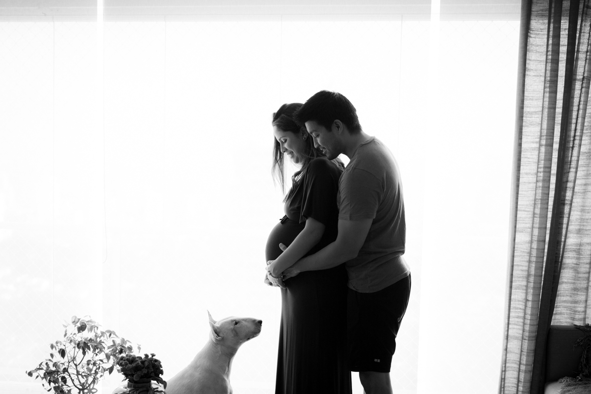 futuros pais em linda foto com o cachorro da família, foto na casa do cliente