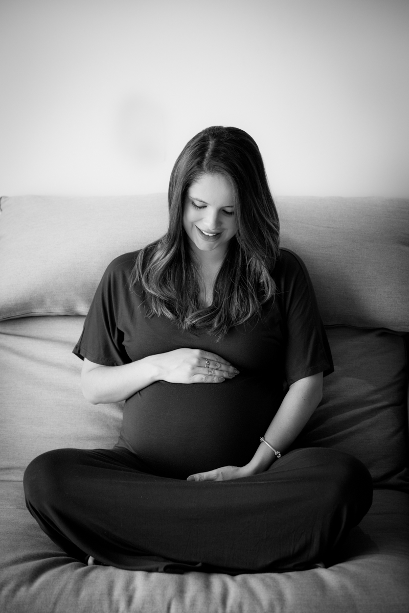 mamãe acaricia sua barriga de 9 meses em sua casa em SP