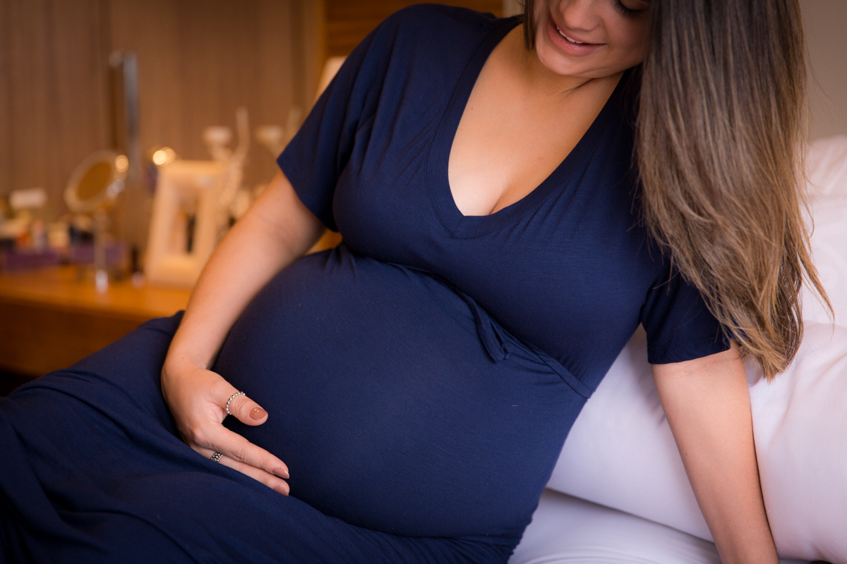 mamãe acaricia sua barriga de 9 meses