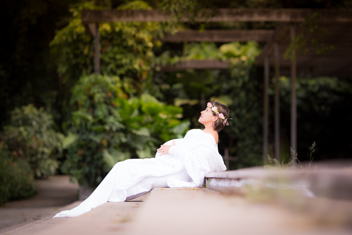 gestante em ensaio ao ar livre no parque Burle Marx em SP