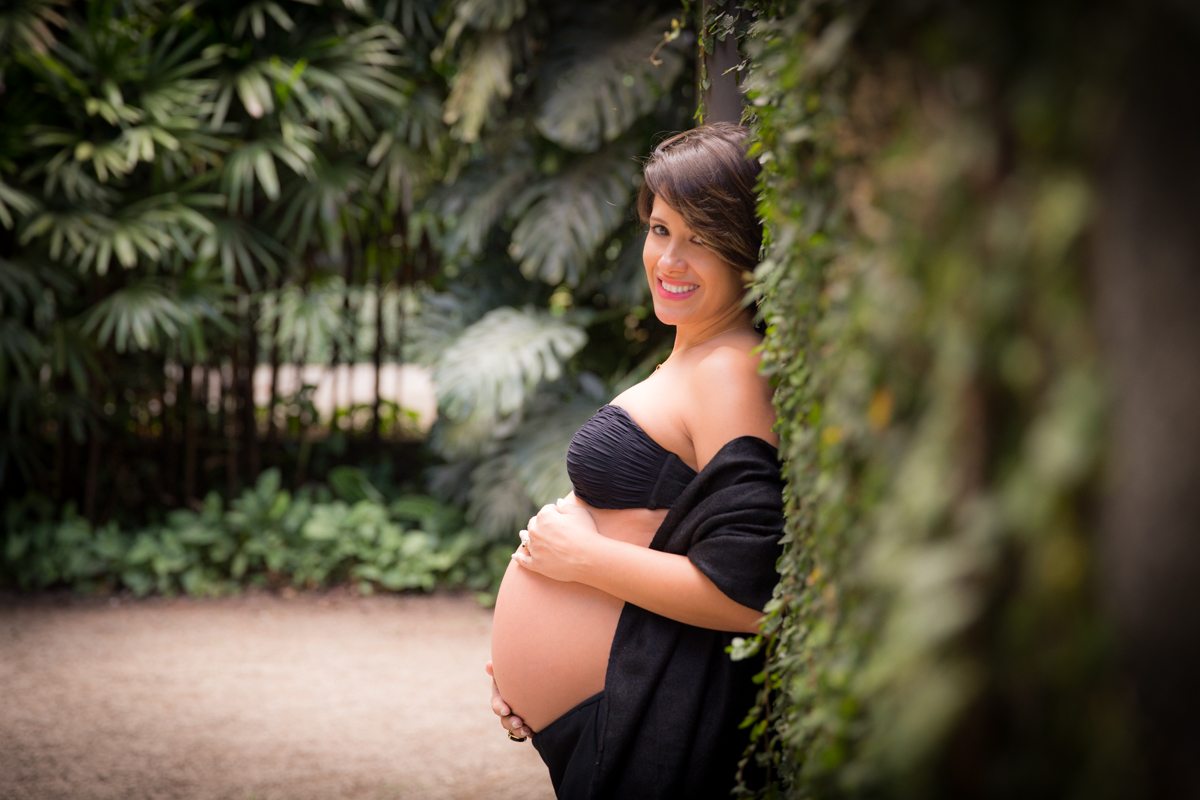 gestante em ensaio externo feito em parque em São Paulo - SP