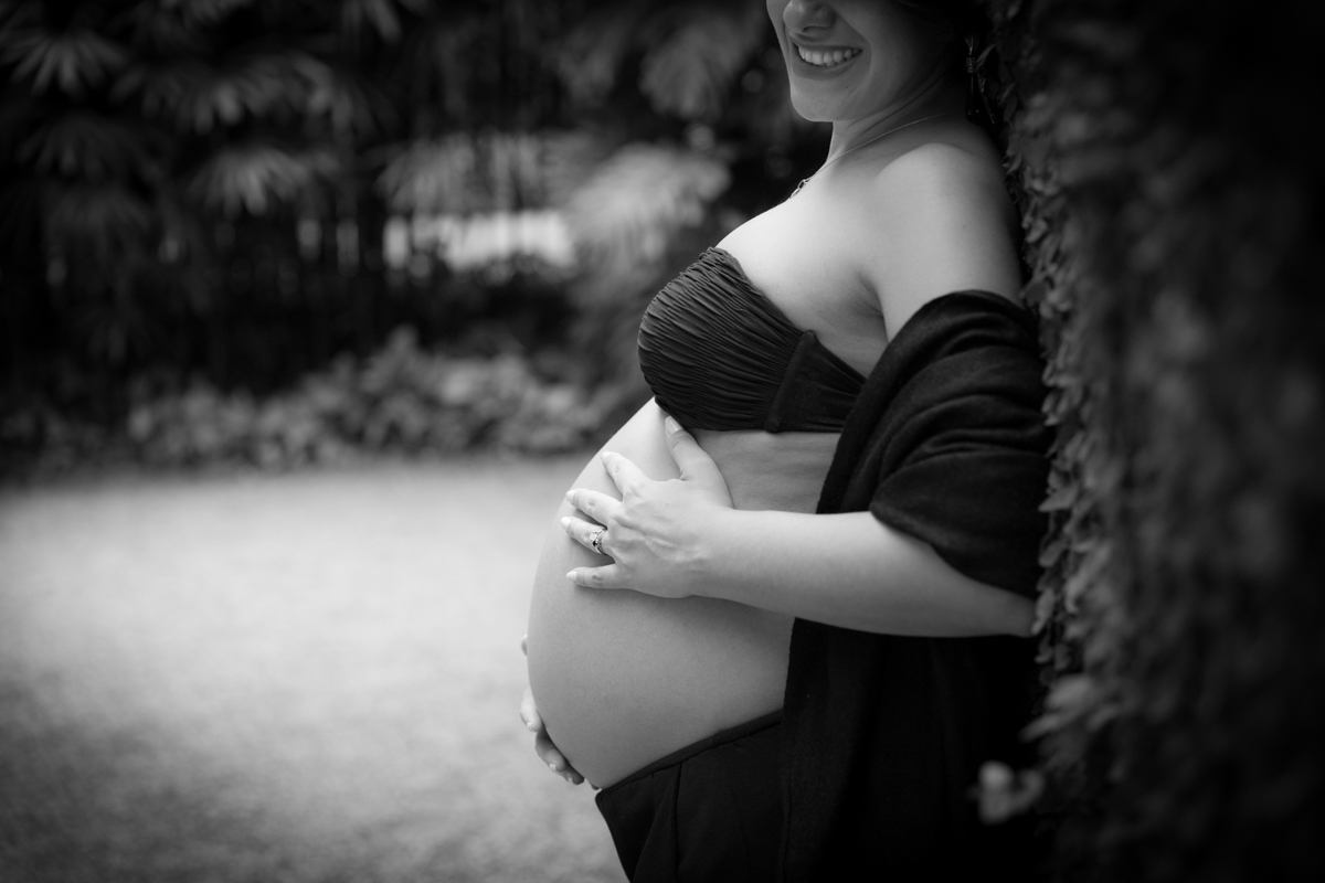 gestante em ensaio externo feito em parque em São Paulo - SP