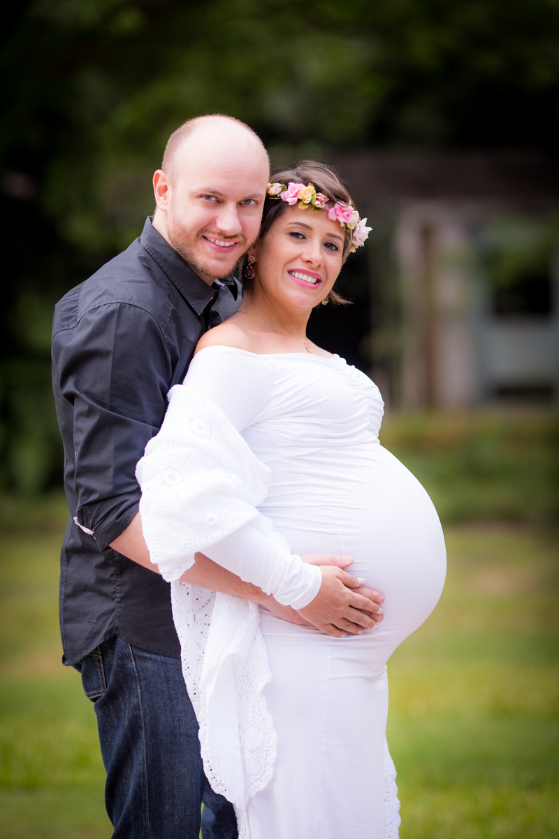 casal sorrindo em ensaio gestante feito no parque Burle Marx em São Paulo - SP