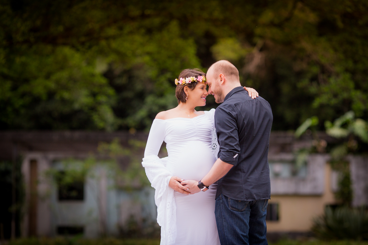 casal sorrindo em ensaio gestante feito no parque Burle Marx em São Paulo - SP