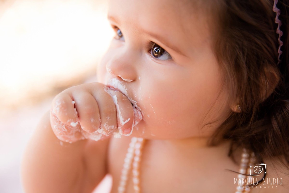 menina se lambuzando com bolo em Smash the cake