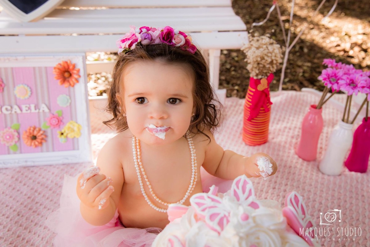 Micaela adorou o bolo em seu ensaio no parque