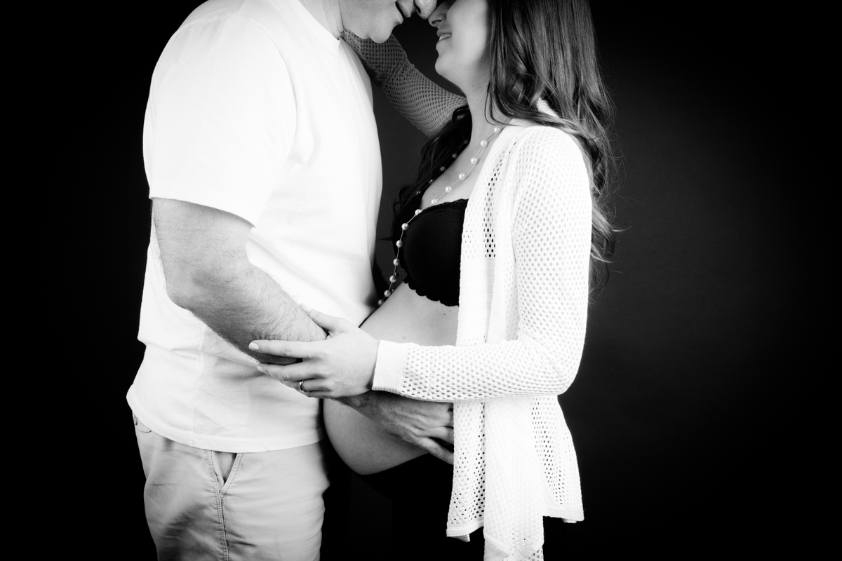 casal posa para foto gestante em nosso estúdio em São Paulo - SP